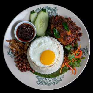 L04 Nasi Lemak Ayam Goreng Berempah